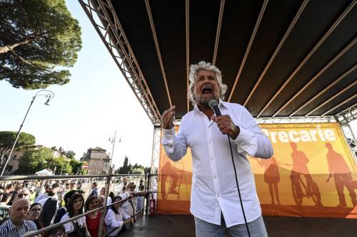 Grillo torna a delirare: contro lo Stato "Brigate" e passamontagna
