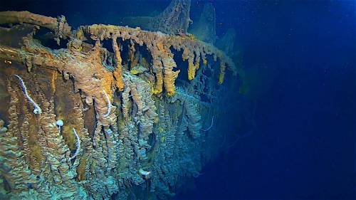 Turisti in visita al relitto del Titanic: sottomarino scompare nel nulla 