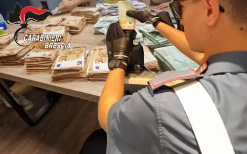 E' stato arrestato e messo agli arresti domiciliari Giovanni Mazzoli, primario di oculistica dell'Ospedale Civile "Vallecamonica" di Esine (Brescia) con le accuse di truffa aggravata, peculato, falso in atto pubblico