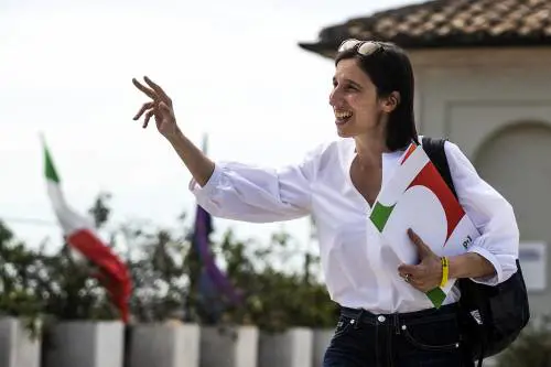 "Patrimoniale, reddito grillino e Green Deal". L'estate militante di Schlein 
