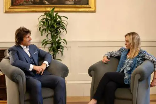 Giorgia Meloni con Tom Cruise prima di volare in Francia