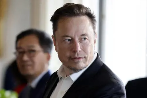 "Pronto a combattere", "Dimmi dove". Scoppia la guerra tra Musk e Zuckerberg