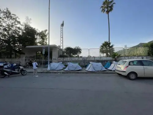 Palermo, i fan di Vasco aspettano davanti lo stadio Renzo Barbera