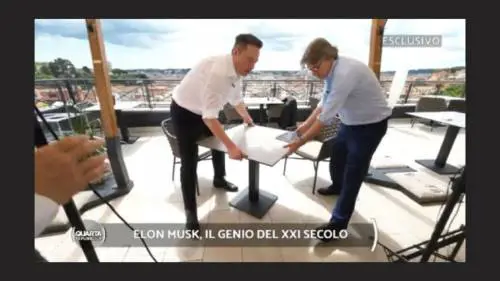 “Sembrerò un pomodoro”. L’imprevisto durante l’intervista a Musk