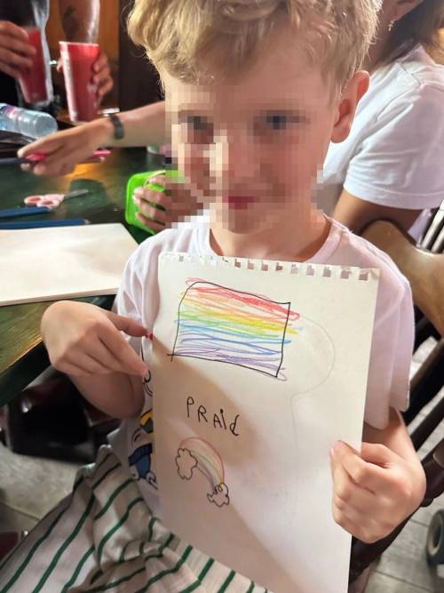 "I bimbi no...". La Ferragni nella bufera per il disegno sul gay pride del figlio