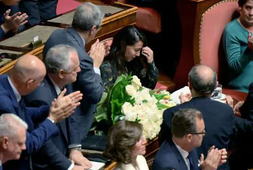 I fiori sul suo seggio e le lacrime in Aula. "Piangiamo Silvio grande uomo di pace"