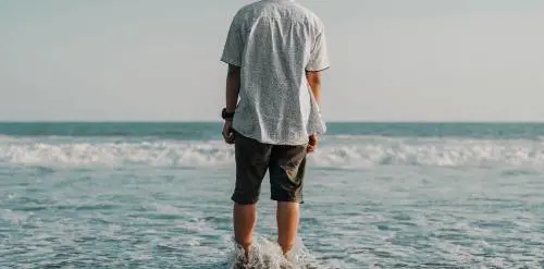 Vestirsi casual con stile uomo. 5 cose che non possono mancare in estate