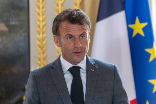 Macron riunisce d'urgenza i suoi ministri all'Eliseo. A Parigi droni in azione per registrare gli incidenti