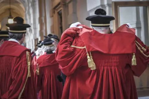 Chi assolvere e chi condannare, quattro pesi e quattro misure 