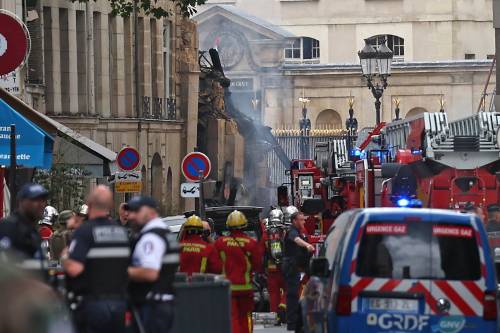 Violenta esplosione a Parigi: crolla la Paris American Academy