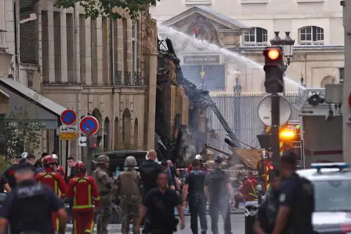 Incendio e crollo a un passo dalla Sorbona