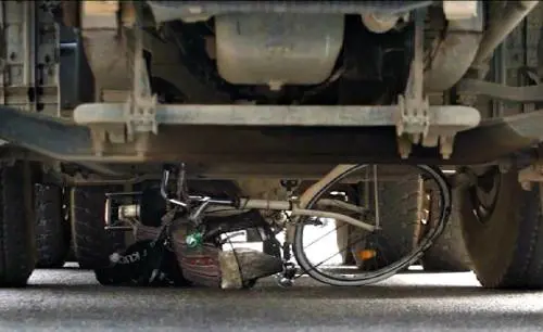Travolta in bici da betoniera, 60enne in fin di vita: ennesima tragedia a Milano