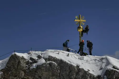 Il Cai e le croci in vetta alle montagne. Vittoria del centrodestra