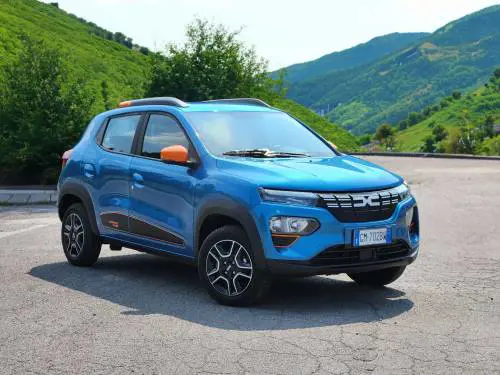 Dacia Spring, sfatiamo i falsi miti usandola come auto di tutti i giorni