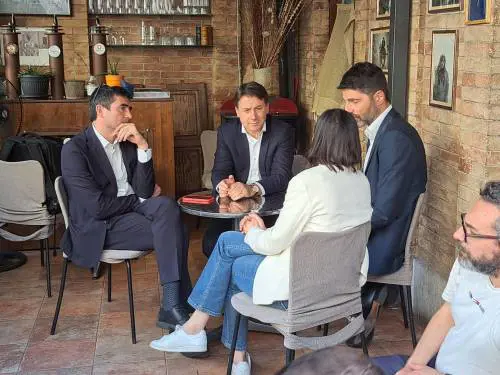 L'opposizione allo sbando tra litigi, divisioni e drink 