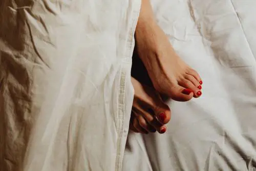 Over 60, come realizzare una pedicure perfetta a prova di sandali