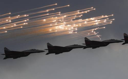 Caccia russi in azione e truppe in movimento: si riaccende il conflitto in Siria