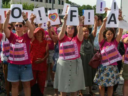 "Illegittimo". L'assist delle toghe alle mamme Lgbt