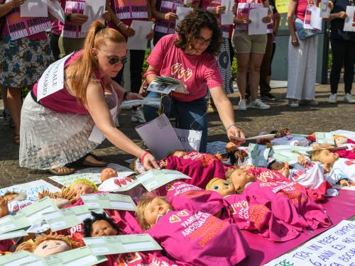 Bambole stese davanti alla procura: la protesta choc delle mamme Lgbt
