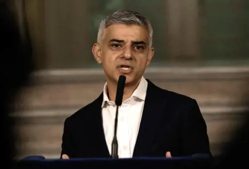 Khan cambia l'aria a Londra. Si allarga la tassa sullo smog