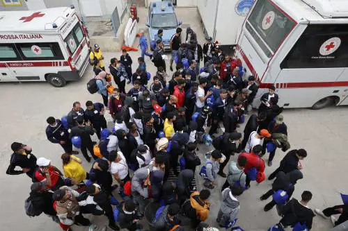 Sbarchi a raffica a Lampedusa: in 1200 nell'hotspot. Arriva anche il pattugliatore Cassiopea