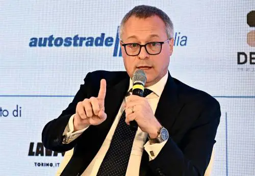 Bonomi va in ebollizione. "Il clima è come il Covid. Sì a Cig e smart working"