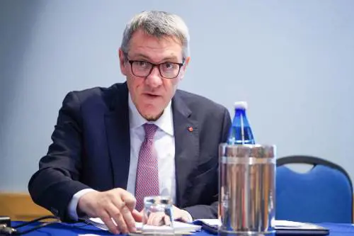 Il portavoce? Un "lusso" ma Landini tiene una gallerista per i quadri della Cgil