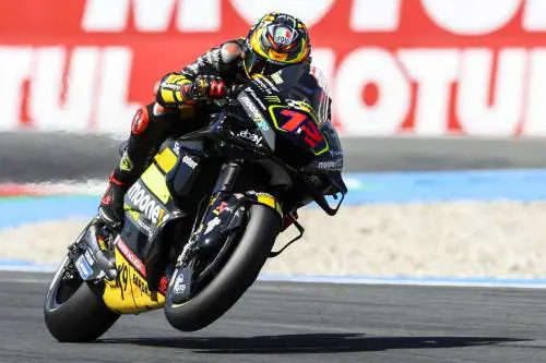 MotoGP, Bezzecchi conquista la pole sotto il diluvio di Silverstone. Bagnaia cade ed è 4°