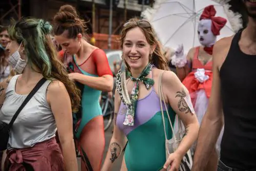 Dal Pride appello a Sala: "Registri gli atti di nascita"