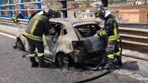 Napoli, auto esplosa in tangenziale era un'ibrida. I familiari dei feriti: "Vogliamo la verità"