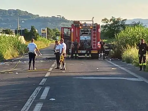 Fugge all'alt dei carabinieri e travolge un auto, muiono due persone: tragedia a Pesaro