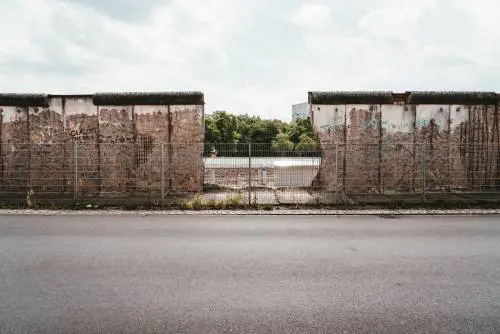 Un muro immateriale dopo quello di mattoni