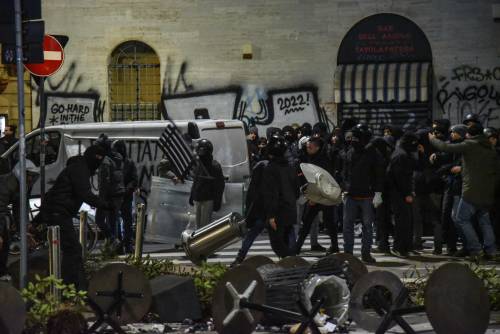 Gli scontri tra anarchici e polizia a Milano per Cospito