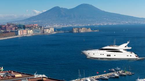 Follia statalista, ora lo yacht non può attraccare: “Troppo lungo”