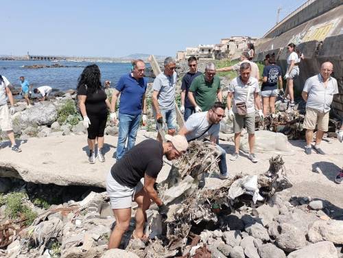 Torre Del Greco: sindaco e volontari rimuovono una tonnellata di rifiuti dalla spiaggia Agostinella