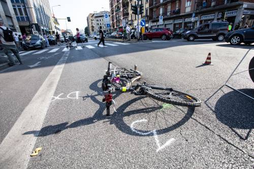 Un altro ciclista investito da un'auto a Milano: lotta tra la vita e la morte