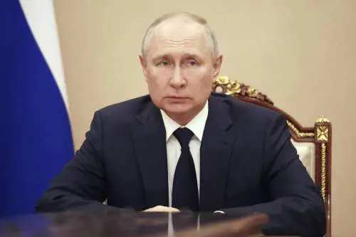 Putin torna a parlare: "Rivolta senza futuro". Shoigu si mostra in tv. Biden: stiamone fuori