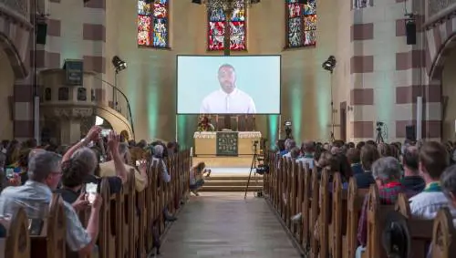 La prima omelia di ChatGpt. Ma i fedeli: "È poco empatica"
