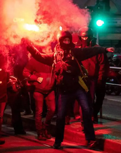 "Anarchici in corteo, fu guerriglia urbana"