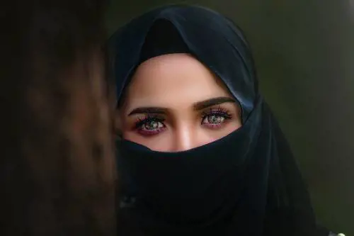 “No all’hijab nelle partite di calcio”. La Francia si oppone al velo islamico