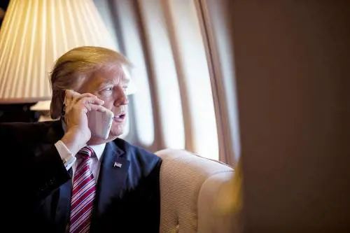 Trump straccia i rivali e schiva il duello tv. "Me la vedrò con Biden"