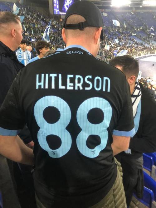 Giro di vite sull’antisemitismo nel calcio. Vietata la maglia 88 e stop in caso di cori razzisti