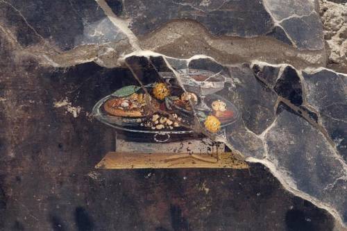 La "pizza" nell'affresco di Pompei: ecco la storia del cibo italiano per eccellenza