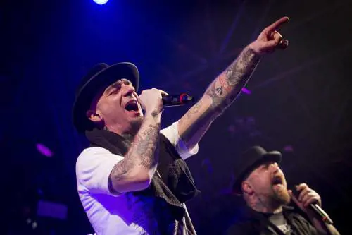 "Legalizzala". J-Ax insiste e dal palco del Love Mi inneggia alla cannabis