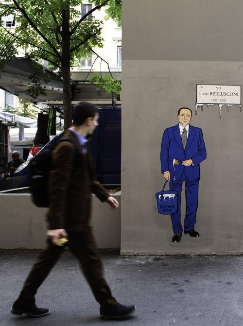 Sgarbi fuori dal coro sul graffito di Berlusconi. "Macché scandalo cancellarlo, ne avrebbe riso"