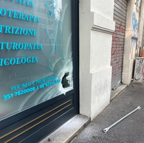 Vetrine spaccate allo Scalo Romana: nel centro estetico vandalizzato