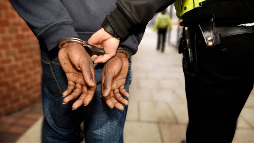 Violenze sessuali dopo birra e droga. Immigrato arrestato
