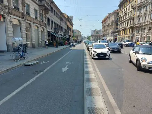 La ciclabile toglie posti auto. I negozi: "Perdiamo clienti"