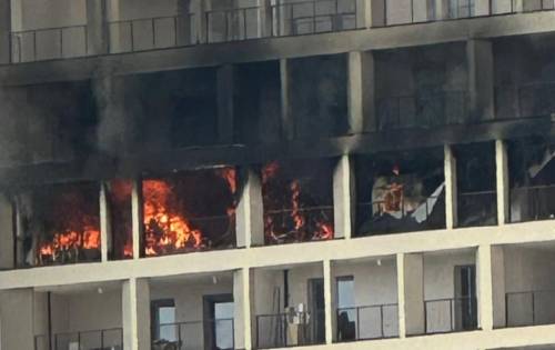 L'incendio alla Gold Tower del complesso Trilogy a Milano