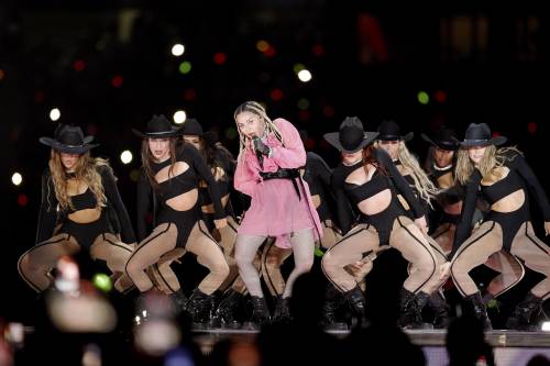 Madonna in terapia intensiva per infezione. Rinviato il tour mondiale previsto  il 15 luglio